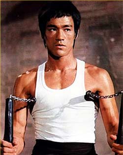 Bruce Lee, Hongkong, kino, film, scenariusz, wschodnie sztuki walki, Chiny, Chiczyk, warkocz, godność, kino azjatyckie, Jean-Claude Van Damme, Jet Li, Jackie Chan, Chuck Norris, Raymond Chow, San Francisko, Lee Yean Kam, James Dean, pokaz, the movie, styl walki, gwiazdor, gwaizda, akrobatyka, akrobacja, taniec, Yip Man, Siu Hon Scing, cza-cza, cza cza, cha cha, Wejście Smoka, Wściekła pięść, Wściekłe pięści, kung-fu, Rok Smoka, buntownik, wydział filozofii, tajemnica, Linda Emery, Hollywood, Brandon Lee, Shannon Lee, styl, karate, kickboxing, kickboks, kickboksing, walka, jeet kune do, cios, kopnięcie, blok, zwycięstwo, taekwondo, judo, boks, tai chi, blok, ruch, Międzynarodowy Turniej Karate Teda Parkera, Tao of Jeet Kune Do, Zielony Szerszeń, Green Hornet, Norman Foster, William Beaudine, Chinatown, Los Angeles, Oakland, Kalifornia, California, Van Williams, David Carradine, Siostrzyczka, Raymond Chandler, Marlow, Paul Bogart, James Garner, Longstreet, Steve McQueen, James Coburn, Lee Marvin, Roman Polański, Kareem Abdul Jabbar, wytwórnia filmowa, Shaw Brothers, telewizja, filozofia walki, Golden Harvest, Lo Wei, reżyser, The Big Boss, Wielki szef, Concorde Film Production, zdjęcia, gazeta, Cichy flet, Silent Flute, 20th Century Fox, Warner Bros., Circle of Iron, Game Death, Śmiertelna gra, Gra śmierci, Bladen Still, Robert Clouse, nieśmiertelny, Cumberland Road 41, Ameryka, USA, Amerykanka, Jim Kelly, Danny Inosanto, Taky Kimura, Betty Ting Pei, reanimacja, narkotyki, ból głowy, prozek, tabletka, szpital, śpiączka, coma, trawka, skręt, Stany Zjednoczone, forma, organizm, skandal, kłamstwa, sława, zgon, śmierć, idol, testament, Bruce Lee i ja, Bruce Lee and I, (Bruce’s Lee: His Last Days, His Last Nights, Bruce Li, Ho Chung Tao, Wyjście smoka, wejście tygrysa, Wściekła pięść 2, Enter The Panther, Umberto Lenzi, Elvis Presley, Marilyn Monroe, Azja, Bruce Lee Fights Back From The Grove, leemania, beatlesmania, napastnik, pokolenia, Gary Daniels, Doo Yong Lee, 20 lipca 1973 roku.