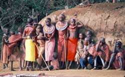 Kenia, Kenya, safari, rafy koralowe, plaża, oiasek, plemiona, plemię, Giriama, Katana, Afryka, wudu, woo doo, wodou, czarna magia, krew, kogut, nakłuwanie szpilką, laleczka, lalka, zombi, zombie, grób, klątwa, szamanka, Karen Blixen, wyprawa, podróż, wycieczka, wyjazd, biznesswomen, businesswomen, przyszłość, wróżba, wróżenie, wieś, wioska, Ocean Indyjski, Mombasa, palma kokosowa, pole kukurydzy, maniok, pora deszczowa, aloes, mięta, komary, malaria, komarzyce, brzęczenie, rośliny, ścieżka, zieleń, glina, słonie, heban, drzewo różane, Jambo, dzieci, rodzina, zazdrość, duch, duchy, Youruba, kolonia, Voudun, religia, animizm, chrześcijaństwo, czasy kolonialne, kapłan wudu, podziemie, houngan, protestanci, katolicy, rezydencja, Murzyni, czarnoskórzy, Kazungu, wakacje, Praga, Czesi, Fatuma, Sidi, rozwódka, HIV, Kalume, wartości etyczne, literatura, presja, psychika, pajacyk, Alafia, Etawa, walka, psychoterapeuta, rytualny taniec, chata, chałupa, relaks, airbus, turbulencja