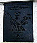 Tablica pamiątkowa upamiętniająca K.K. Baczyńskiego. Baczyński