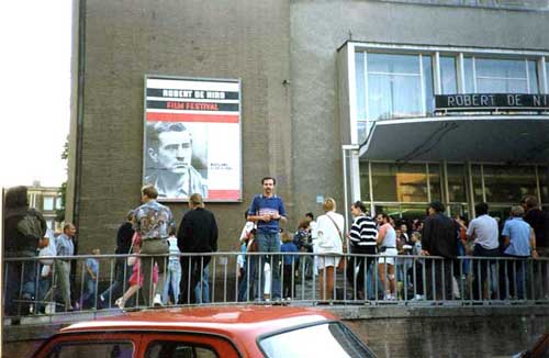 Wrzesień 1989, kino Skarpa, Festiwal Filmów Roberta De Niro. Stojący po środku mężczyzna w niebieskiej koszuli z krótkim rękawem to ja. Kino Skarpa