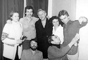 Warszawa 1983, po spektaklu. Drugi z lewej Sławek Zygmunt, pierwszy z prawej Wojtek Olański. W środku w czarnym płaszczu stoi Janusz Kukliński, bliski przyjaciel Edwarda Stachury. Sławek